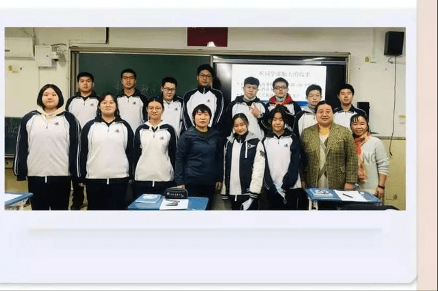 北京市航天中学举行航天专家进校园活动