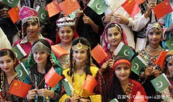 巴基斯坦姑娘保守，到中国后变“开放”，衣着大变样
