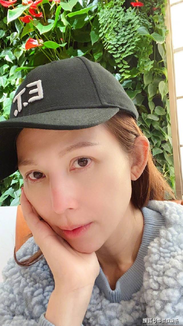 蔡少芬久违晒母女合照,47岁秀素颜难掩憔悴