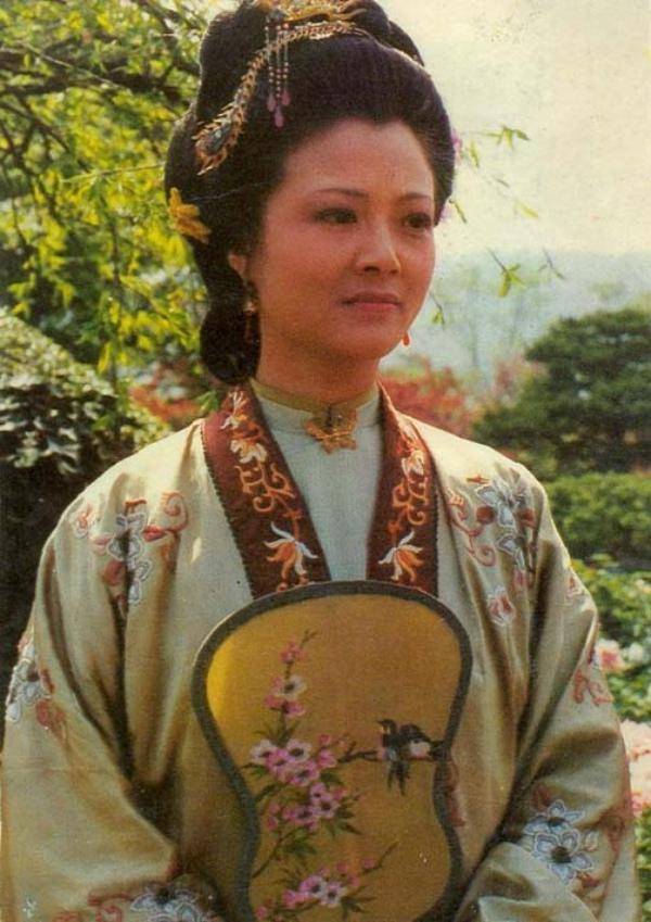 《红楼梦》里荣国府上下为什么敢轻慢有诰命的尤氏?