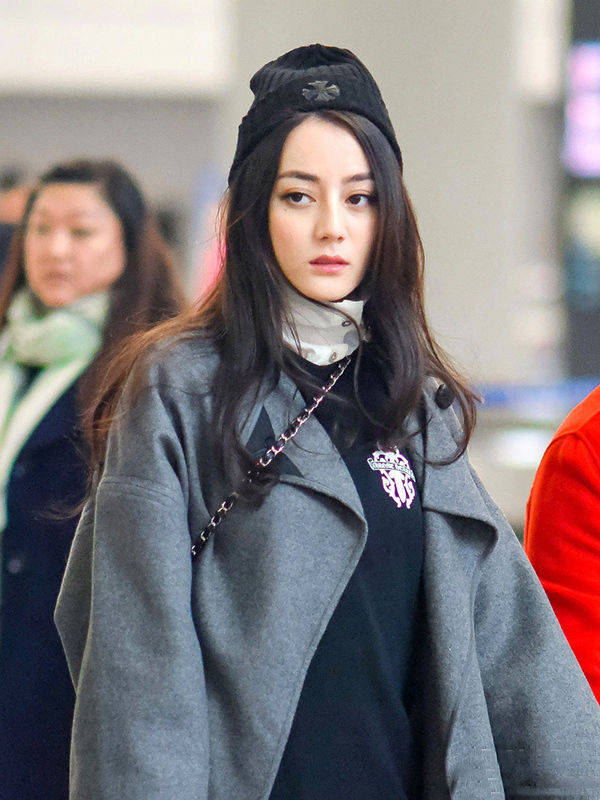 迪丽热巴一条粗裤子走机场,搭配“老头帽”,居然也不丑! 迪丽热巴一条粗裤子走机场,搭配“老头帽”,居然也不丑!