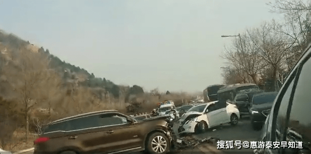 泰安环山路大塞车!现场发生车祸,一片狼藉._手机搜狐网