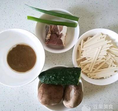 做哪些菜可放芝麻酱 da2b321c34f14716a90871c84f99add5.jpeg