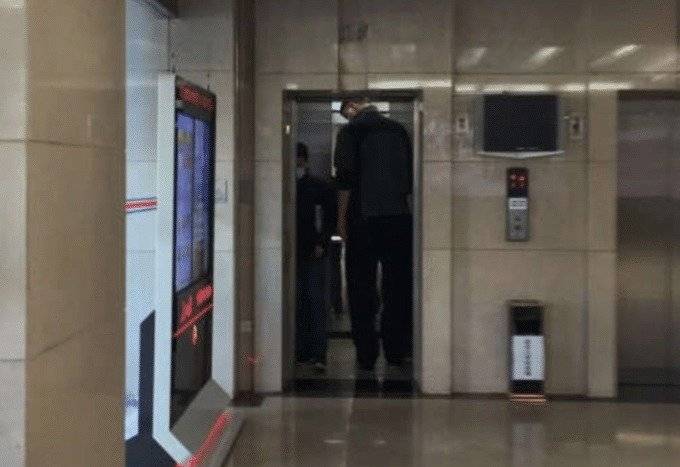 爆笑电梯门口看见一个人也太高了吧哈哈哈莫不是姚明
