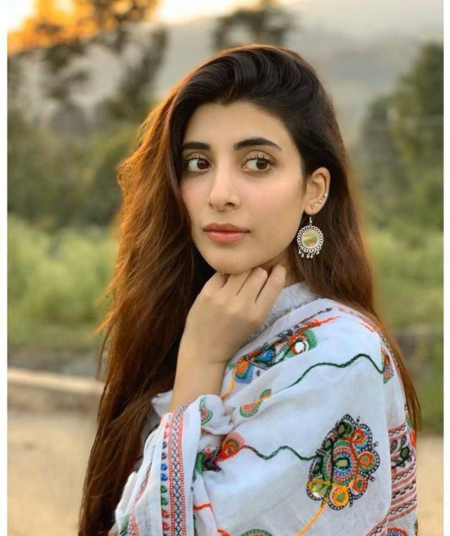 迷人的大眼妹urwa hocane,被称为巴基斯坦10大最美女星之一