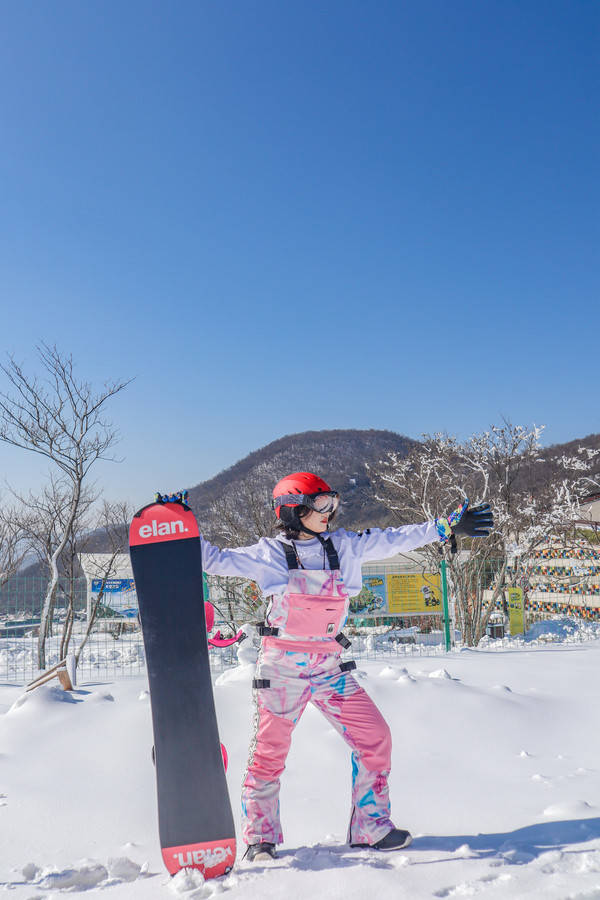 晚上的滑雪场人会少很多,但是雪面随着温度慢慢变低会出现结冰现象,夜