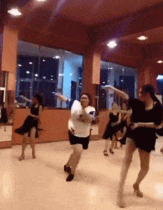 搞笑gif段子:作为一个男人,我还是喜欢会跳舞的妹子!