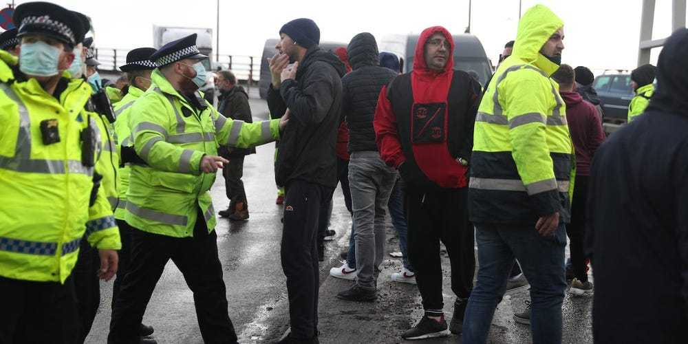 英国正式脱欧！港口严重拥堵，中英往返航班暂
