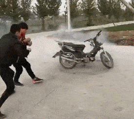 搞笑gif段子:大姐,别哭了,很容易长皱纹的啊