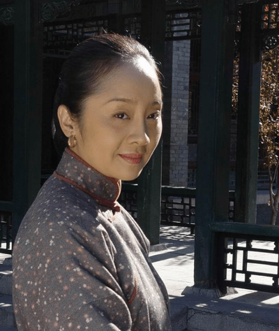 原创为捧红丈夫退居幕后,他却转身娶小7岁影后,今51岁唐静孤身一人