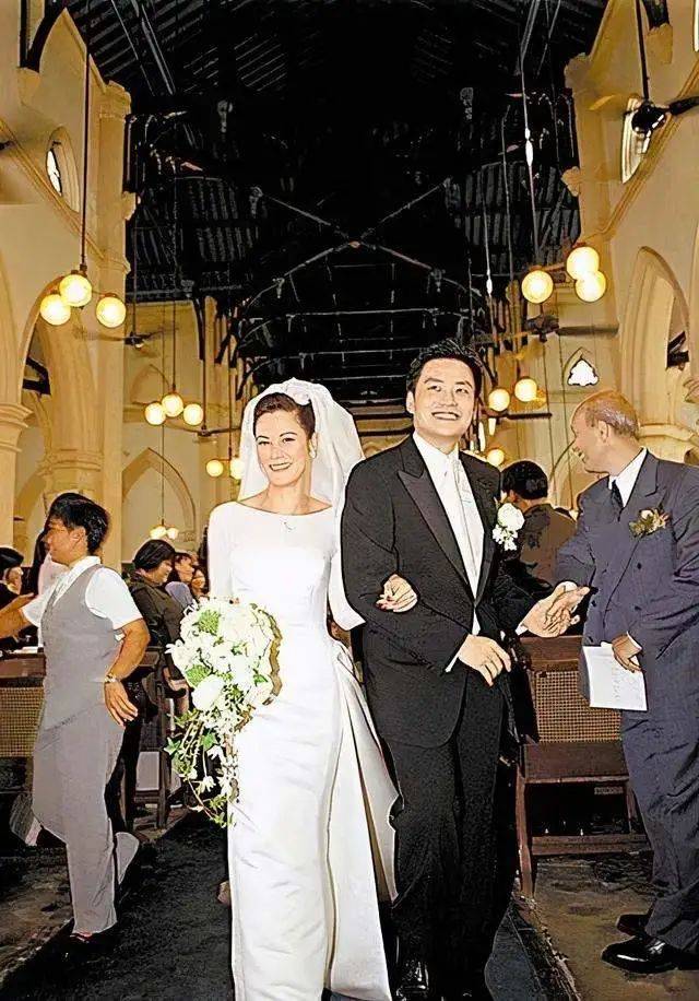 在2003年前夫陈鸿辉与他人注册结婚,雷怡晖表示自己和前夫仍然是朋友.