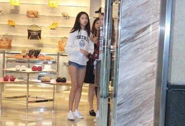 自从女儿任晴佳被媒体曝光之后,很多人都十分在意这个结合了自己父母