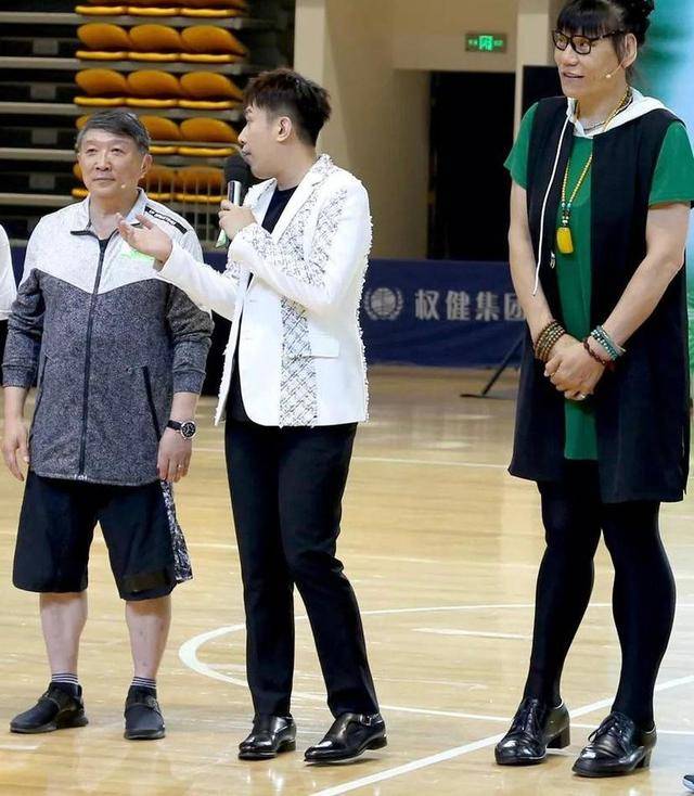 原创53岁女篮巨人郑海霞频频为家乡代言双腿变形丈夫消失不见