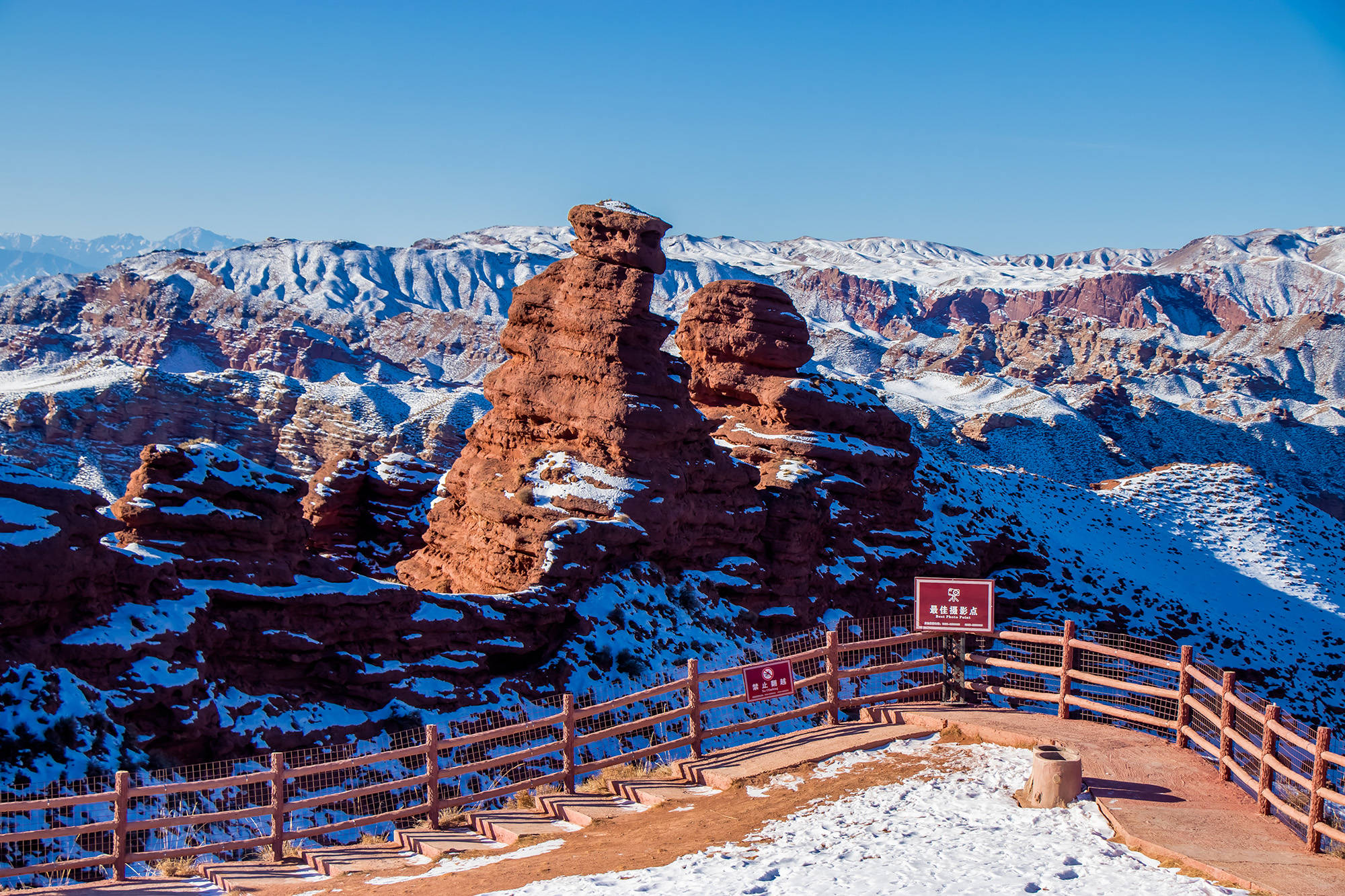 张掖平山湖:雪影峡谷美如画