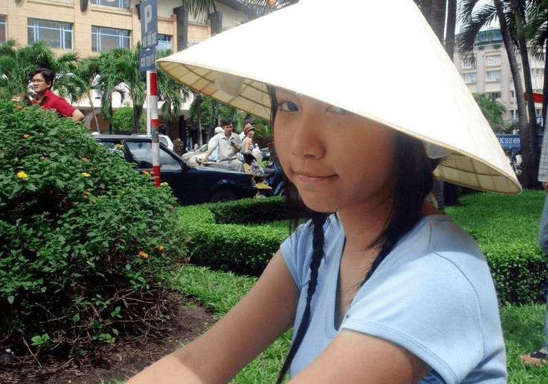 为何在越南遇见戴草帽美女别盯着看？当地人：有钱你就多看两眼