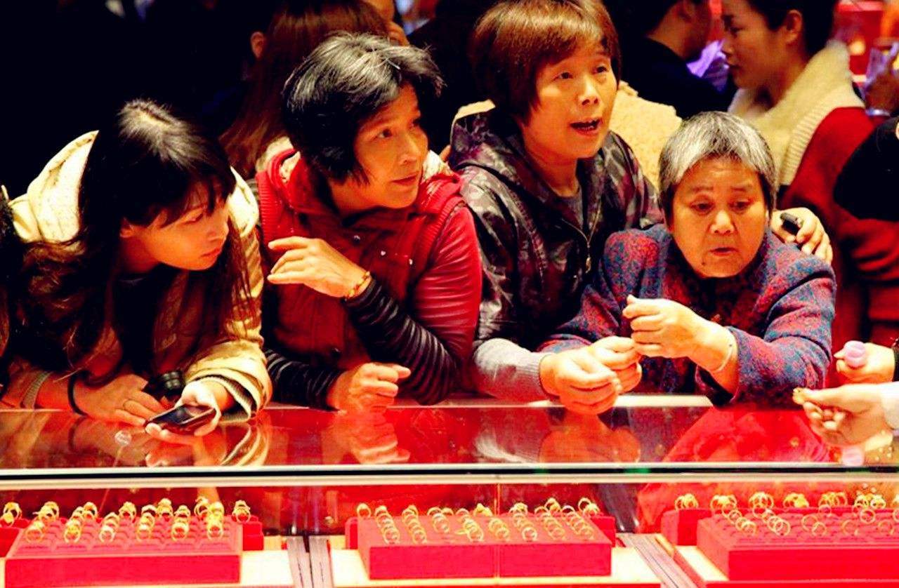 “黄金大妈”PK“茅台大爷”，2020花落谁家？