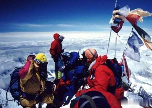 攀登珠穆朗玛峰的队伍，摔倒为何没人扶？专家：不是不敢而是不能