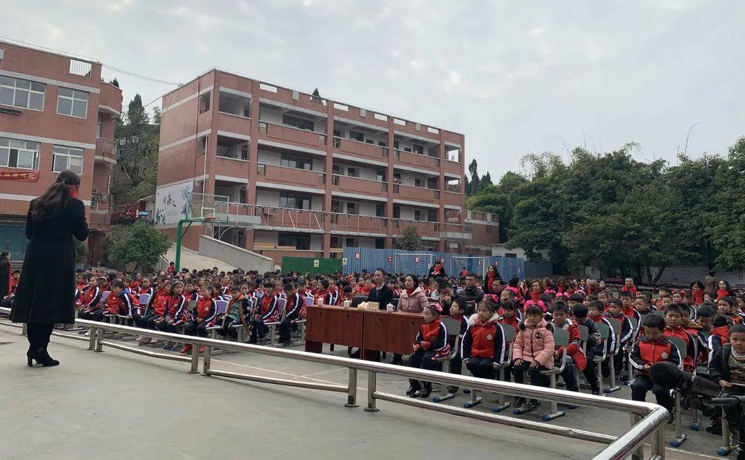 善行天下爱不落幕丨开林集团向重庆市潼南区龙形小学捐赠爱心校服