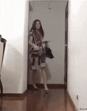 搞笑gif段子:(8)妹子,对着牛唱歌跳舞我至今还是第一次见