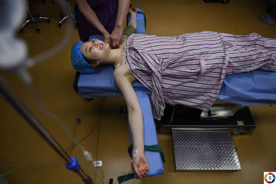 安徽合肥华美整形医院,一个女孩躺在手术台上,准备接受隆胸手术