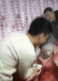 搞笑gif段子:像不像刚跑完五千米的样子,两腿打飘