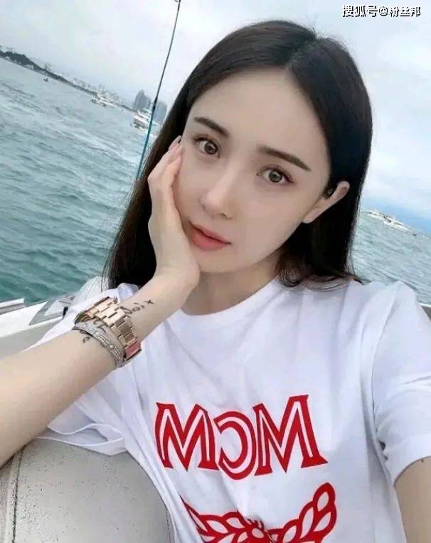 原创阿哲公布与"哲嫂"婚纱照,老婆孙姗姗正式亮相,今年会举办婚礼