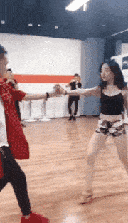 搞笑gif段子9搞怪的小姐姐小姐姐你在干什么在拍照么你这一连串的动作