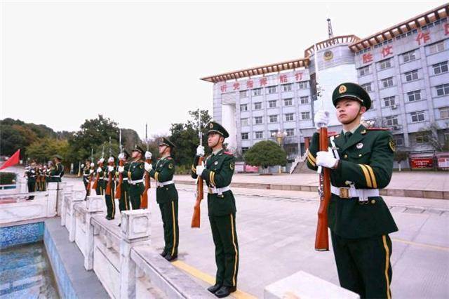 迈向新征程!武警贵州总队机动支队举行新年升国旗仪式