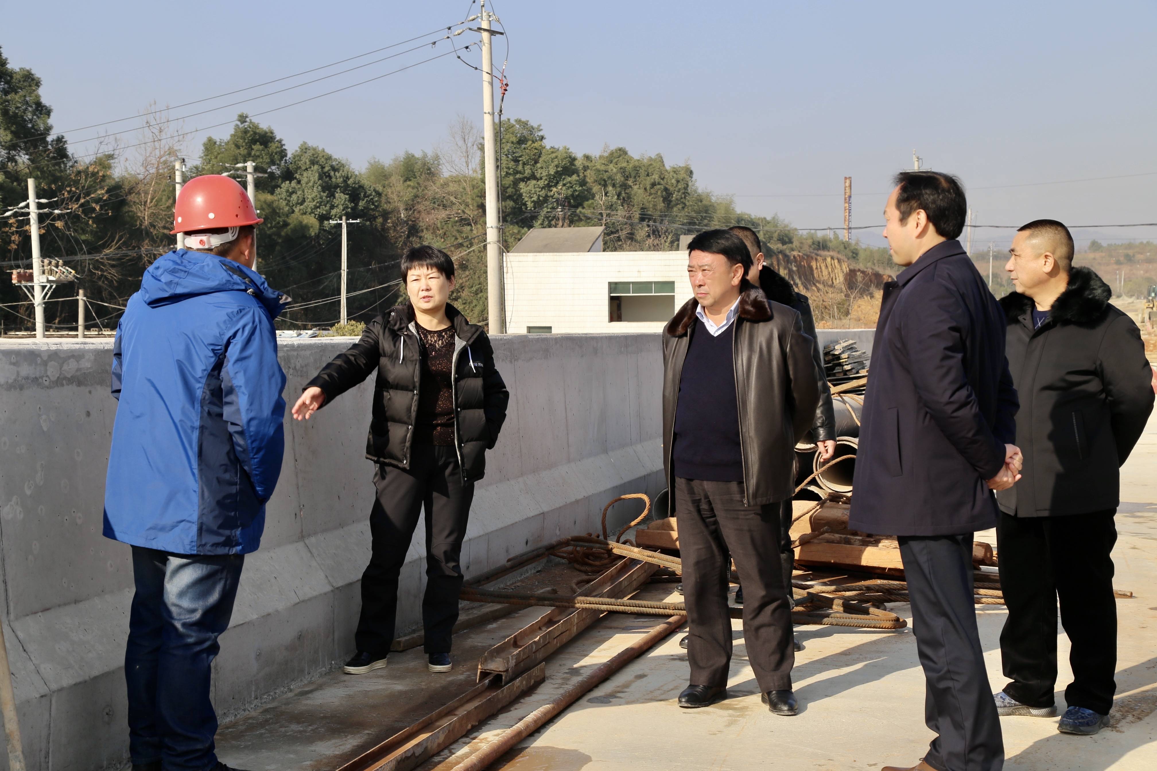 今天元旦不寻常,杭莺等领导来到交通项目建设工地_崇阳县委