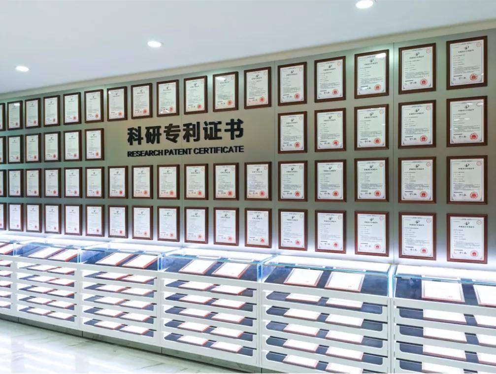 级"教学基地"荣誉称号;12 月中旬,上美作为化妆品行业唯一获奖企业