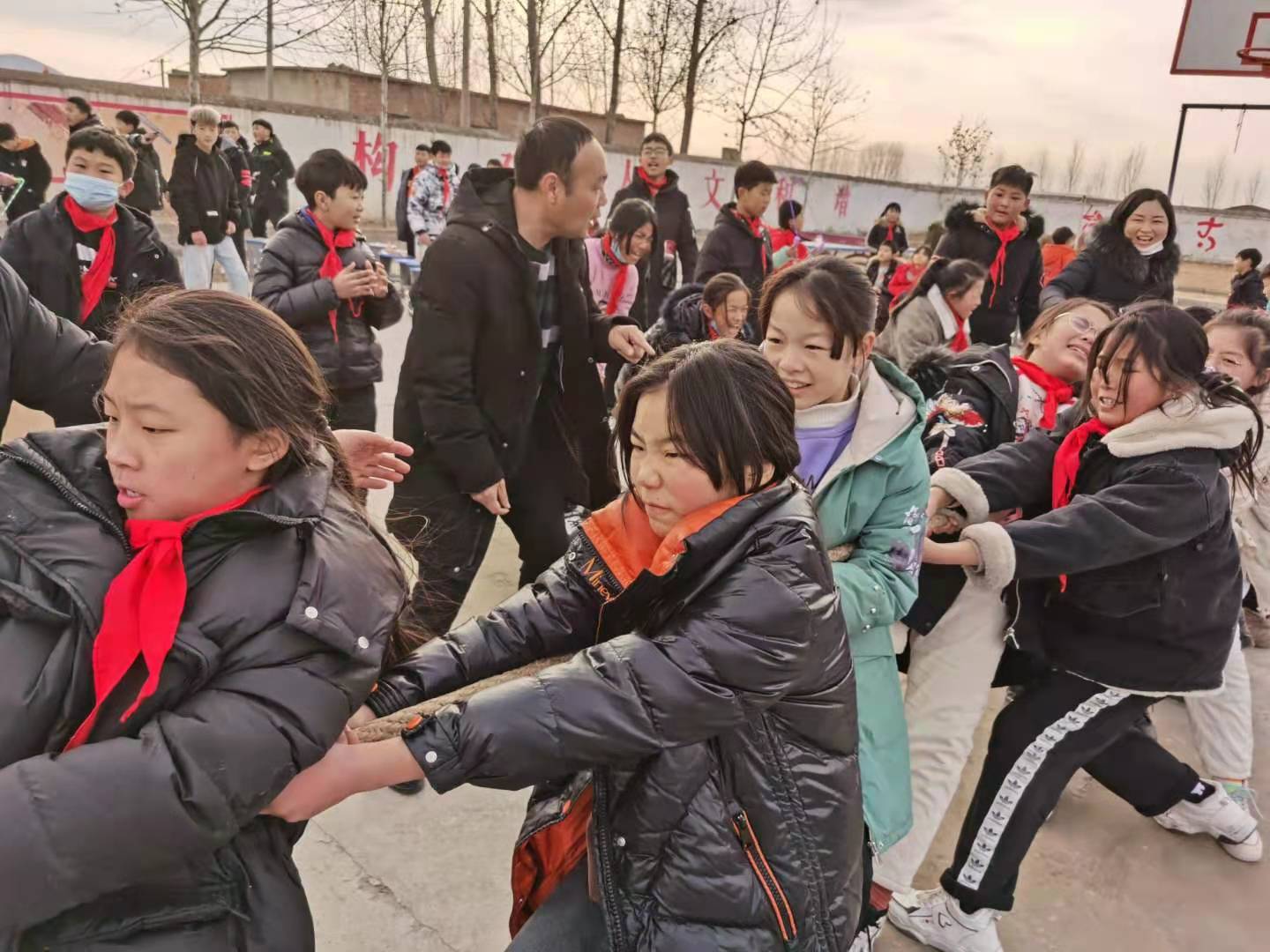 汴梁教育|开封市尉氏县洧川镇仝庄小学组织趣味运动会