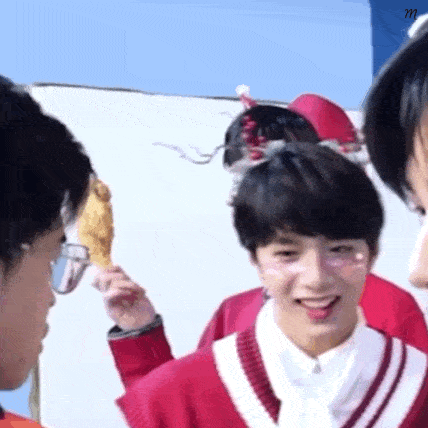 严浩翔眼神看向马嘉祺太深情,被工作人员紧急叫停,当事人很无语