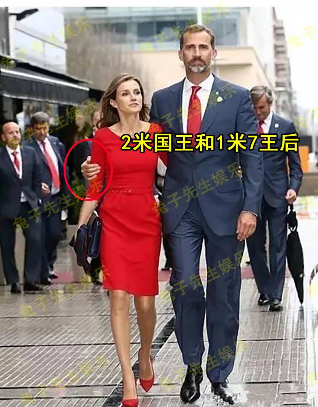 西班牙国王很爱妻子,所以他不介意王后抢去他的风头.在外人面前,费利