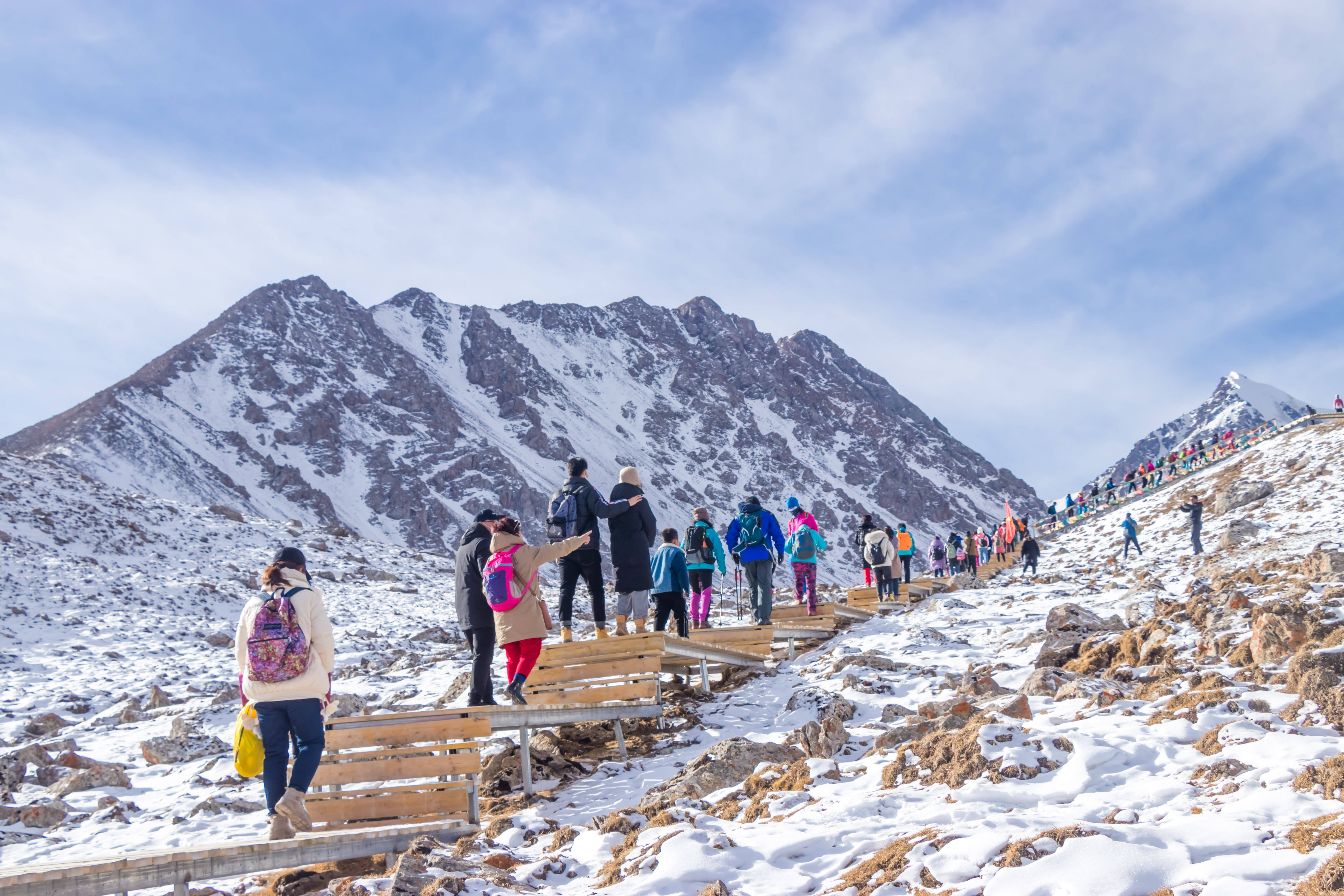 甘肃肃南巴尔斯雪山风光如画