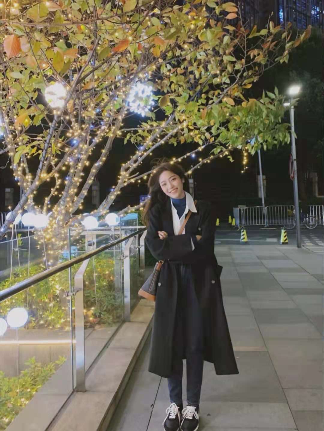 
玄色大衣怎么搭配裤子和鞋子悦目_ky棋牌(图6)