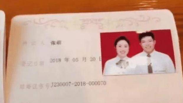 原创小夫妻的结婚证走红网络,看到证上的名字后,网友:那孩子叫啥?