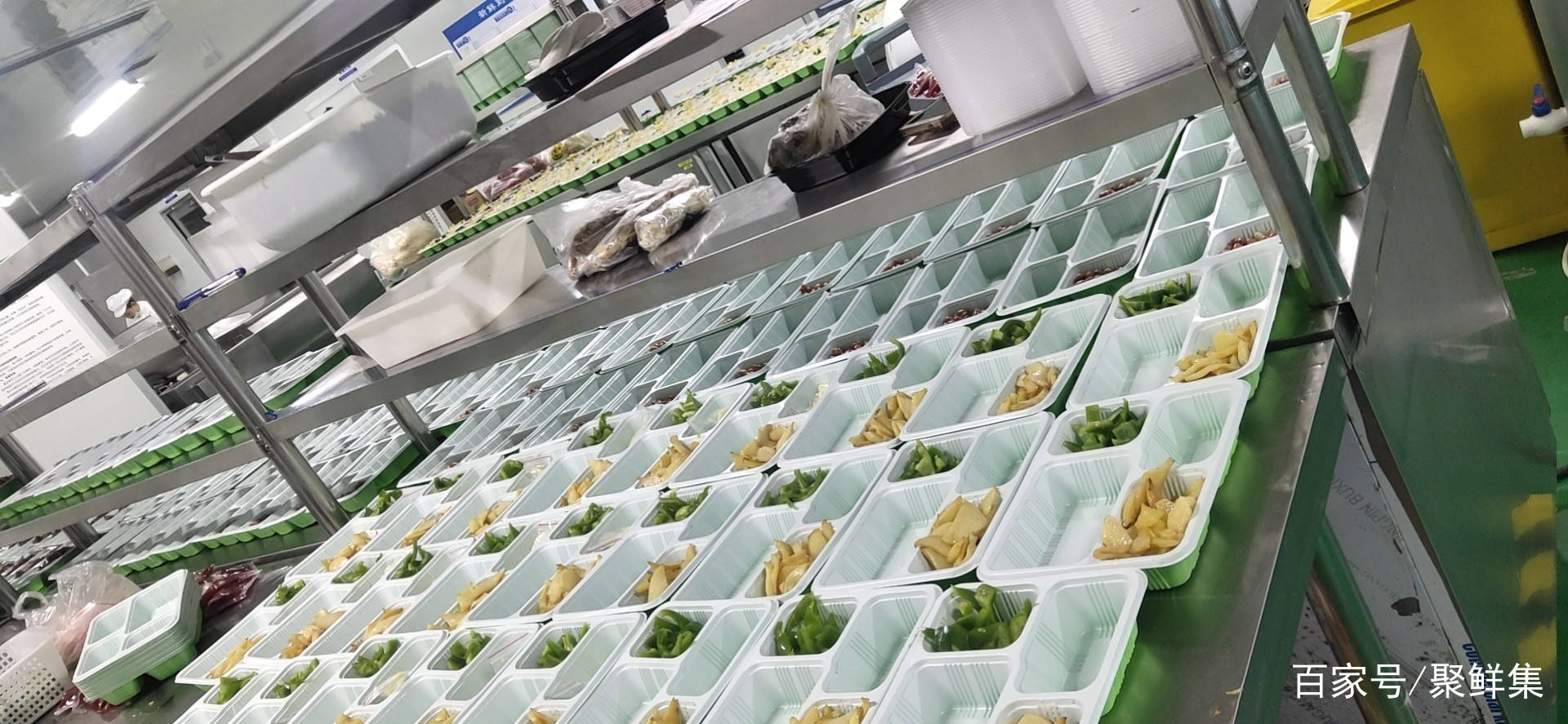 成品菜优势凸显销量增长:一名超市分拣员每天约完成100件订单