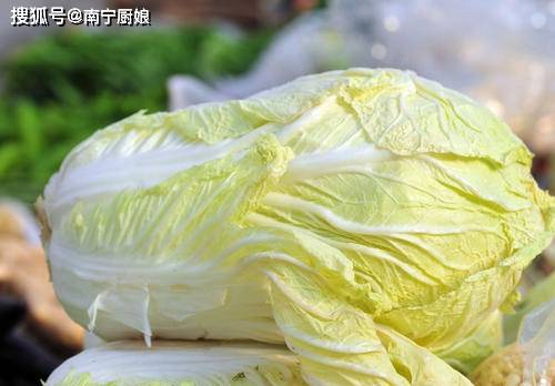 买白菜的时候,绿色和白色哪个好?老菜农不小心说漏了嘴,不要再买错了