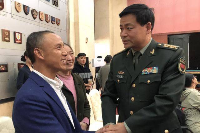 原创受邀出席国防部记者会,平凡装卸工张明洪,诠释了退伍军人的风采