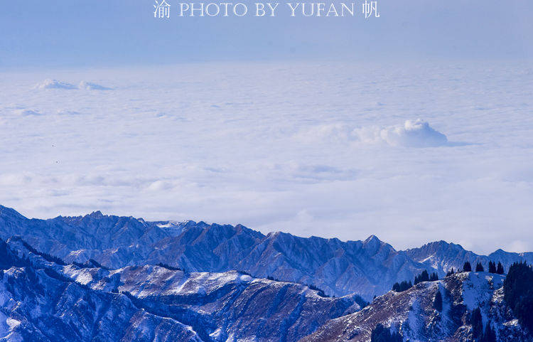 天山雪后初晴，遇上难得一见的天山云海，风起云涌美如仙境