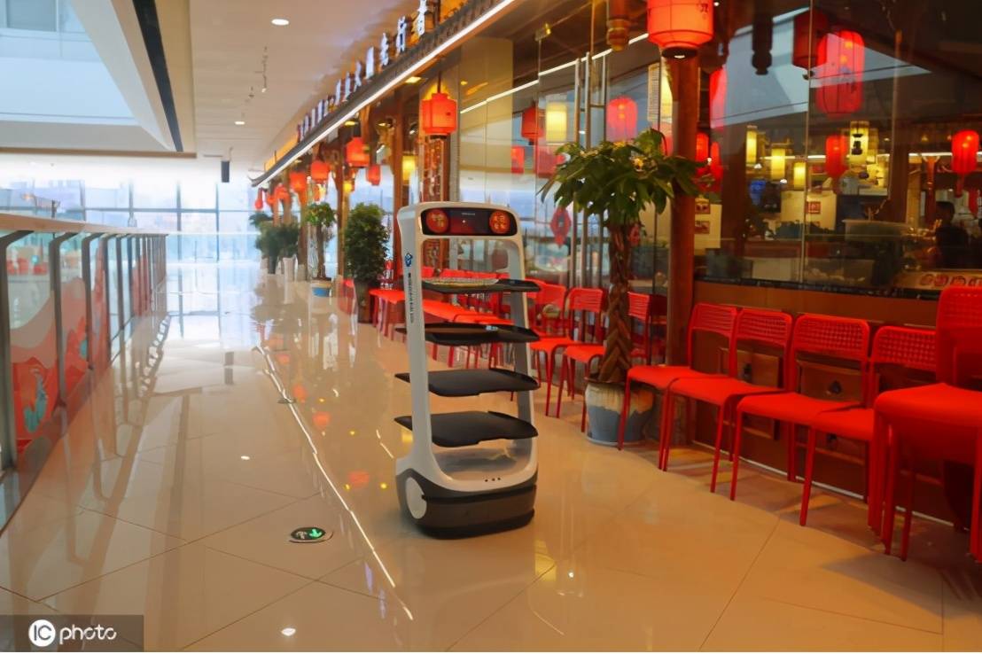 
擎朗送餐机械人亮相湖北宜昌万达广场餐厅 会传菜还能打招呼|