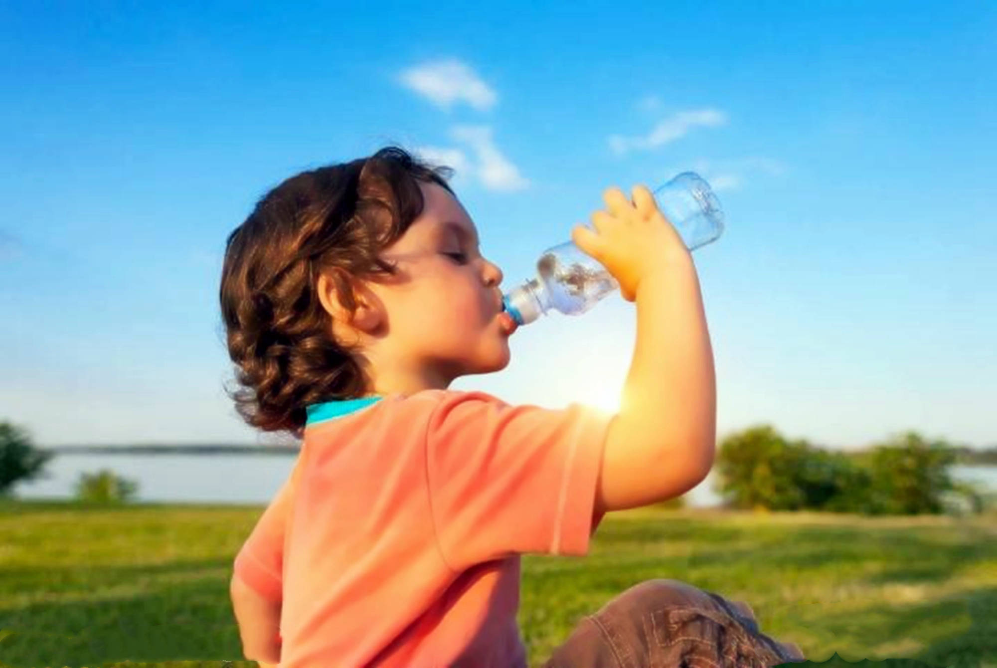 宝宝喝水有讲究:喝不好影响发育,正确的"喝水方式"宝妈要掌握