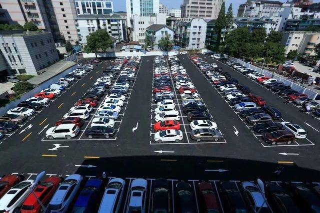 “BOBapp”
车子在路边被撞 先报保险还是先报警？老司机：搞错了一分钱没有(图1)