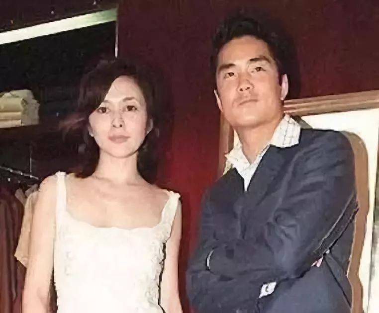 愛傍富豪的關之琳，被帥哥逗的花枝亂顫笑不停，58歲滿臉皺紋疑有新戀情 娛樂八卦吃瓜 第12张