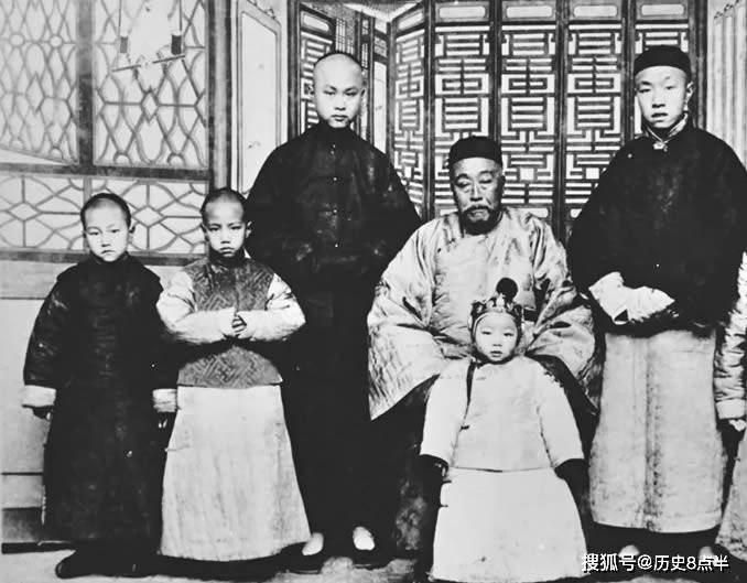 1899年,陈宝箴与孙辈在南昌,左二是陈寅恪