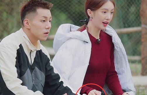 卡斯柏给金晨披衣服,背后搂住她还小动作不断,网友:镜头拍着呢