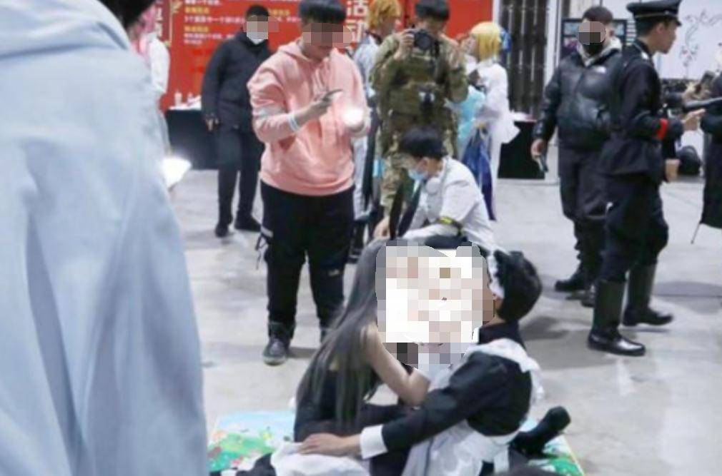 哈尔滨漫展一男一女摆不雅姿势拍照，当事女子道歉视频嚣张：没义务跟任何人道_行为