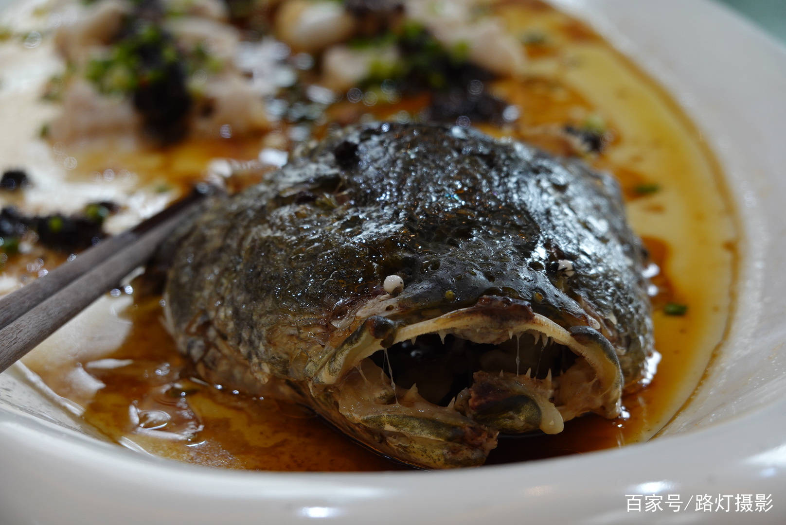 在新疆吃过最恐怖的鱼，光看牙齿就让人心惊胆寒，你敢吃吗？