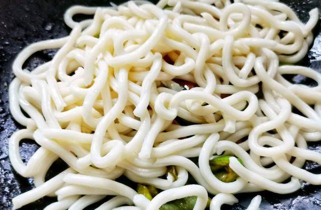 炒什么菜配煮面条好吃 a9a830e436554ebebbcf07a6c87a681d.jpeg