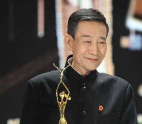 他是李雪健的亲儿子没有子承父业依靠自己最低调的星二代